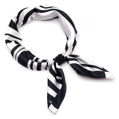 Šátek s bižuterií Letuška Light - černo-bílá s pruhy
