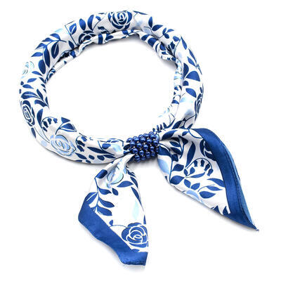 Šátek s bižuterií Letuška Light - bílo-modrá s květinovým potiskem